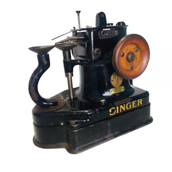 MÁQUINA DE COSER OVERLOCK ANTIGUA