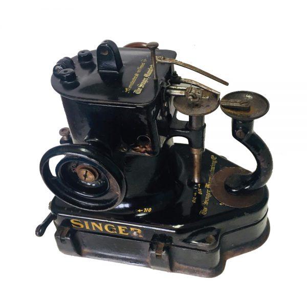 MÁQUINA DE COSER OVERLOCK ANTIGUA