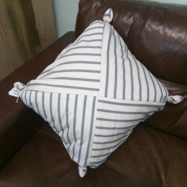 COJÍN VARIETÉ ULTRA SUAVE. BLANCO CON LÍNEAS.