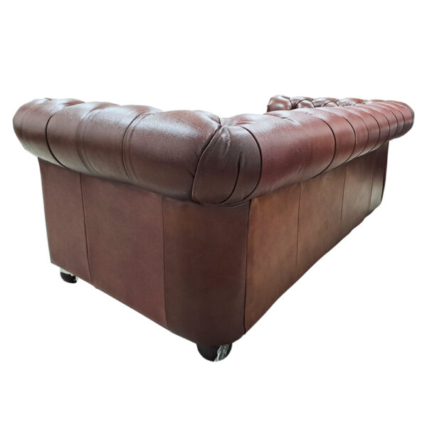 SOFÁ CHESTERFIELD CAFÉ (DETALLE) 190cm DE EXHIBICIÓN